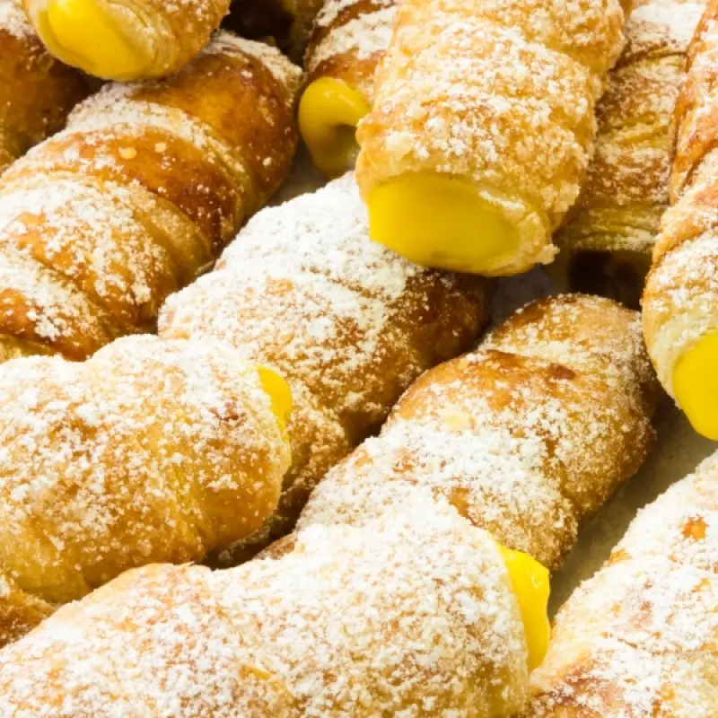 Italian Custard Cream Filled Cannolis