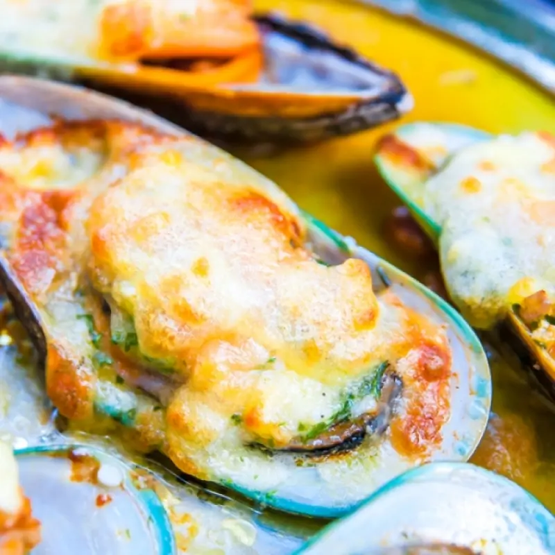 Baked Mussels in Spicy Garlic Butter