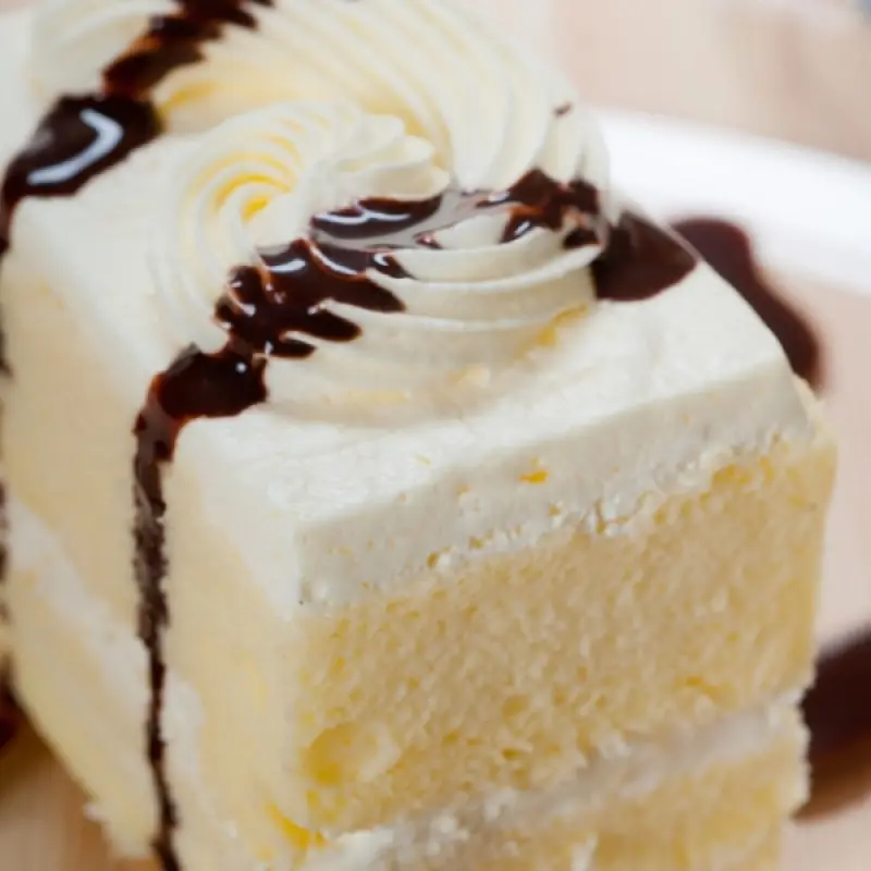 Fresh Cream Cake With Chocolate Drizzle