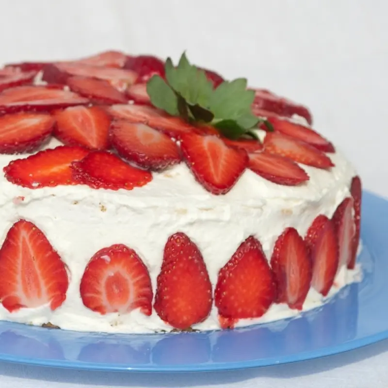 One Layer Strawberry Cream Cake