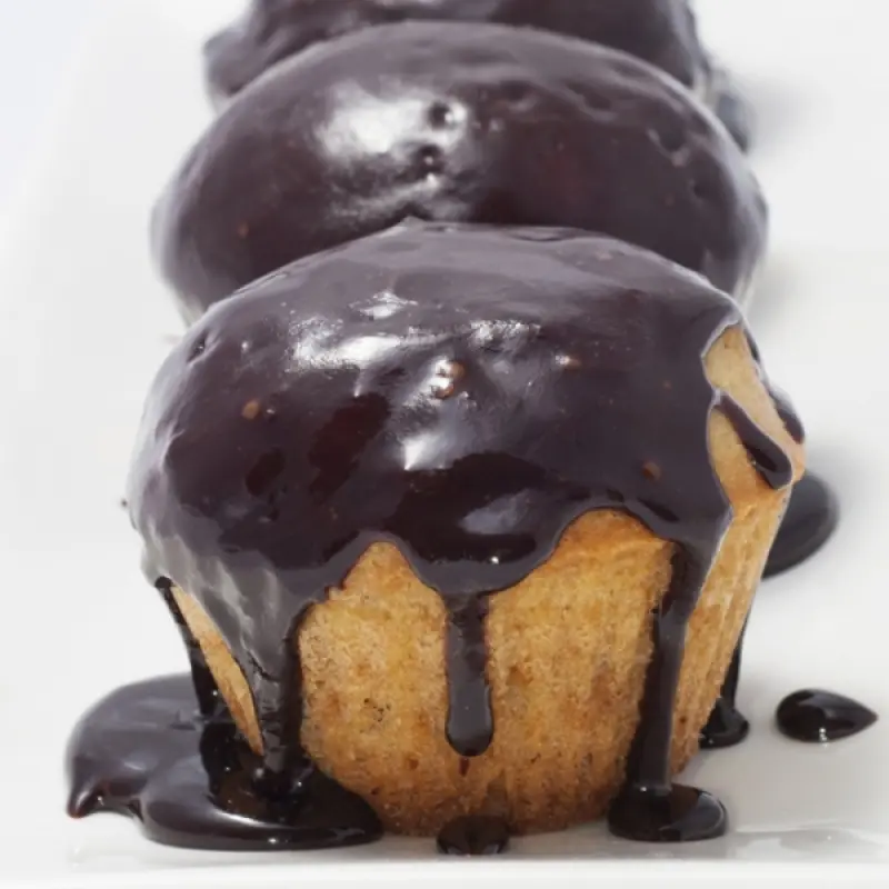 Vanilla Muffins With Chocolate Sauce