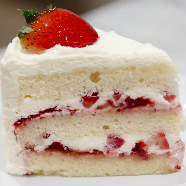 Layered Fresh Strawberries With Cream Cake