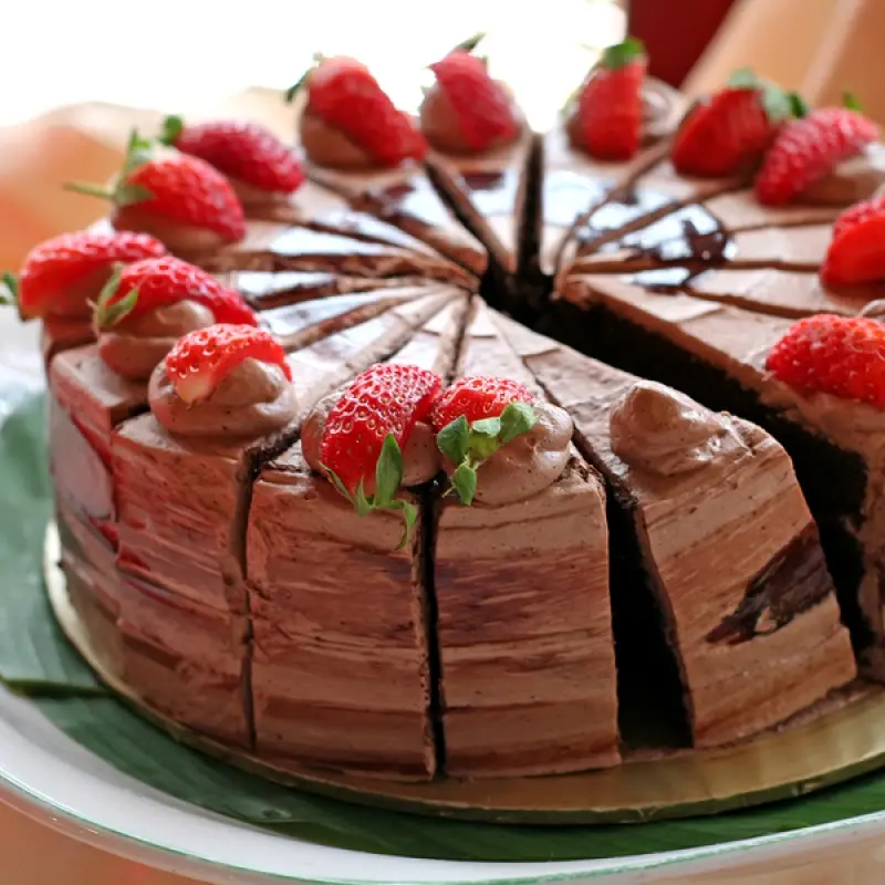 Chocolate And Strawberries Cake